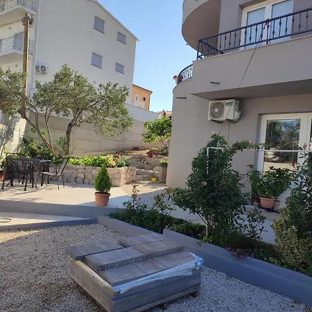 Botanica Apartment *